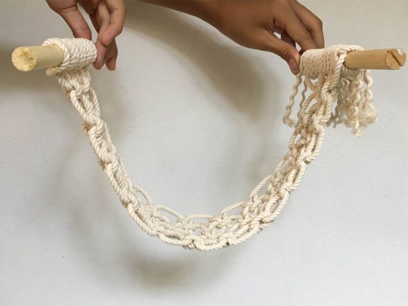 100均綿ロープをマクラメ編みでインコハンモックの作り方 赤ヘルインコ